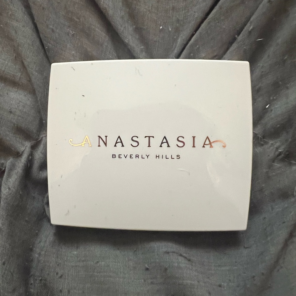 Anastasia Beverly Hills iced out highlighter
